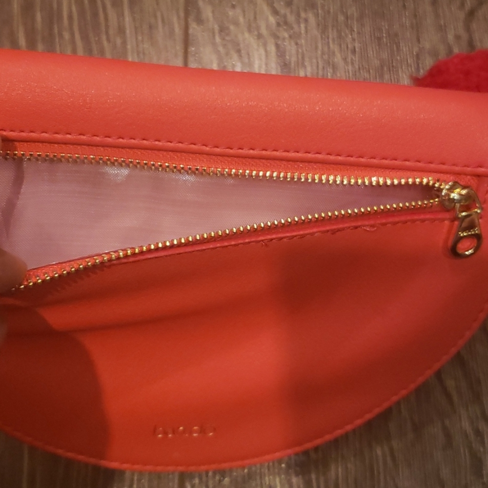 Beautiful RED Bandõ Wristlet Clutch - Picture 7 of 10